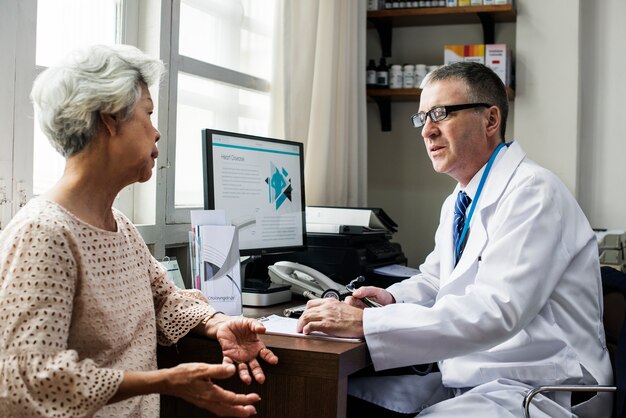 Docteur avec un patient