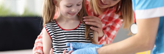 Le docteur de pédiatre prend le test sanguin du plan rapproché de petite fille