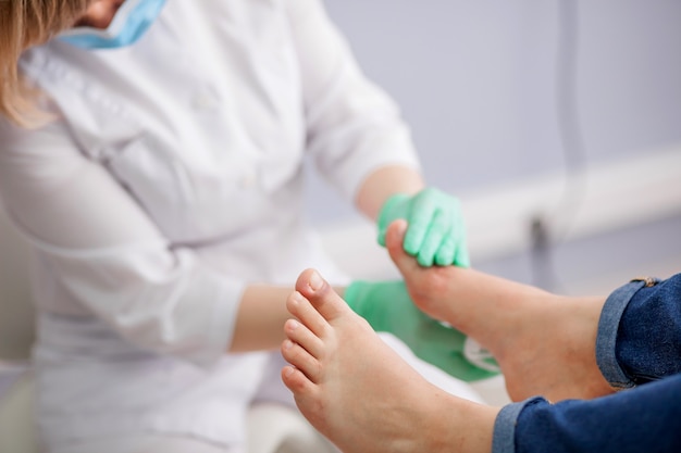 Docteur, Le Podiatre Examine Le Pied