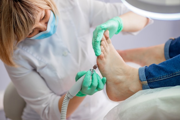 Docteur en podologie traitant les pieds et les ongles