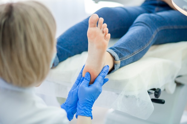 Docteur en podologie traitant les pieds et les ongles