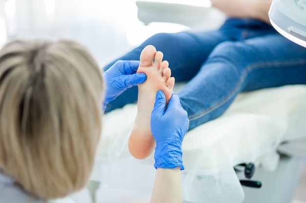 Docteur en podologie traitant les pieds et les ongles