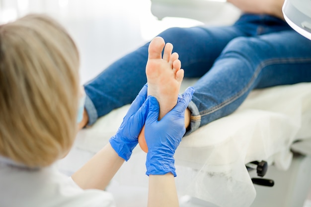 Docteur en podologie traitant les pieds et les ongles