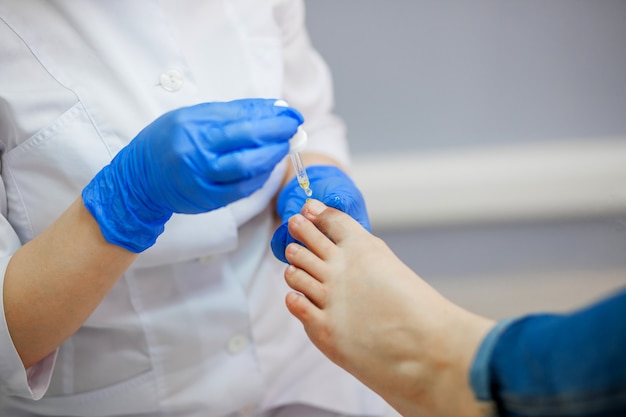 Docteur en podologie traitant les pieds et les ongles