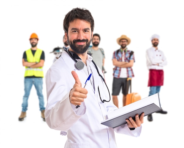 Docteur avec le pouce vers le haut sur fond blanc