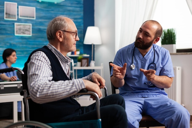 Docteur prenant avec le patient à l'hôpital