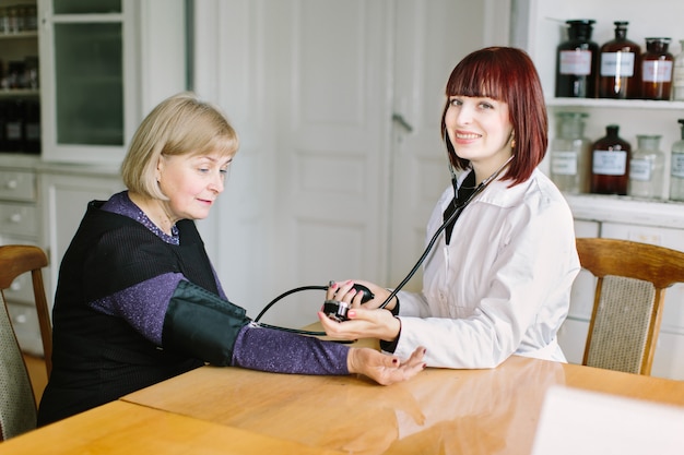 Docteur, Prendre, tension artérielle, femme, patient, bureau