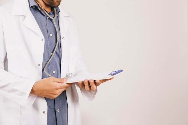 Photo docteur avec presse-papiers