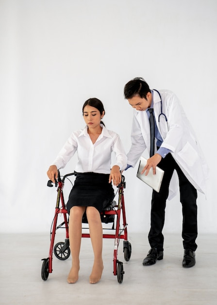 Photo docteur à la recherche de patient en fauteuil roulant