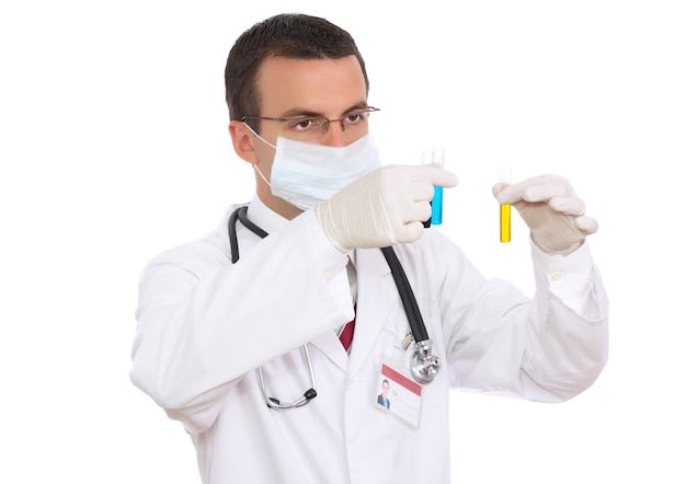 Docteur recherche un verre de test médical avec de l'urine. Isolé sur blanc