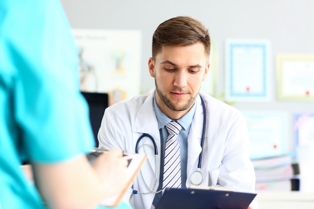 Docteur réfléchie, lecture de documents