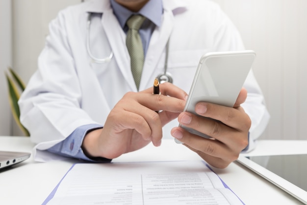 Docteur regardant le film radiographique de la tête au bureau.