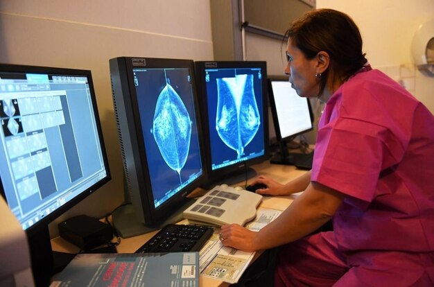 Photo le docteur regarde les résultats d'une mammographie