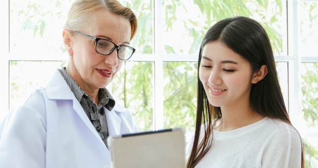 Docteur en réunion et expliquant les médicaments à une patiente dans son bureau aux hôpitaux