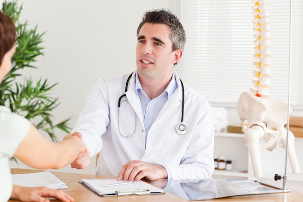 Docteur saluer un patient