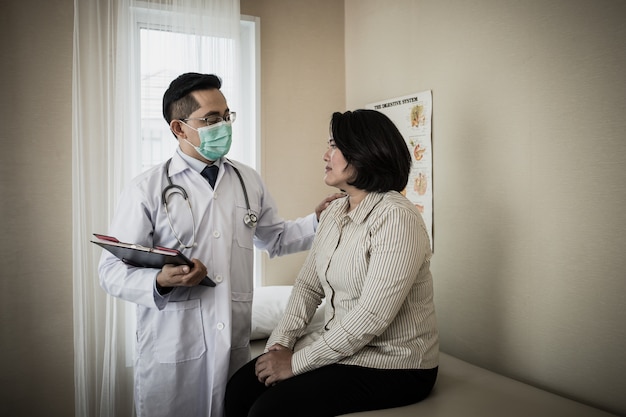 docteur en santé de patient blanc checkup robe uniforme, médecin vérifier.