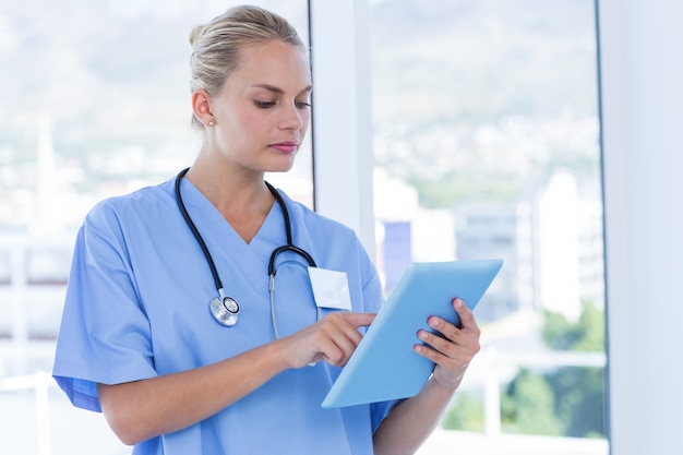 Docteur sérieux en regardant le presse-papiers