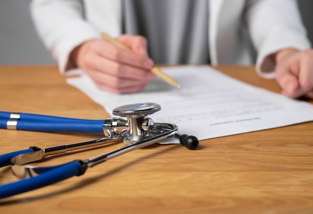 Photo docteur signant le concept de politique de documents de soins de santé de contrat d'assurance médicale