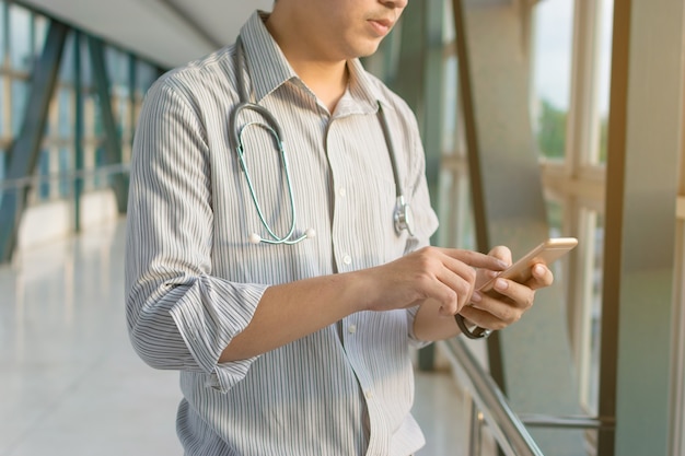 Docteur et smartphone