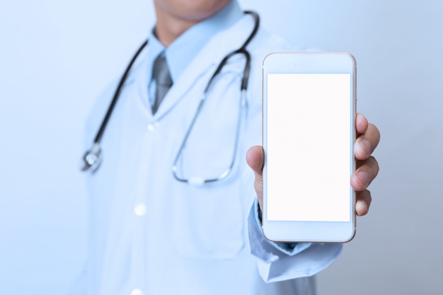 Docteur avec smartphone