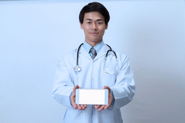 Docteur avec smartphone