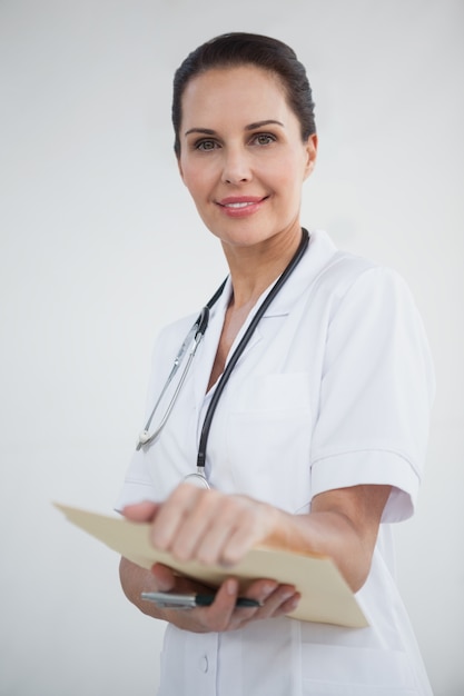 Docteur sourire regardant la caméra