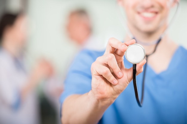 Docteur avec stéthoscope avec des collègues