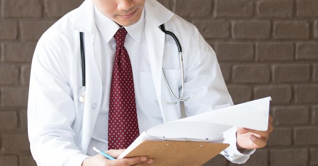 Photo docteur avec un stéthoscope dans les mains