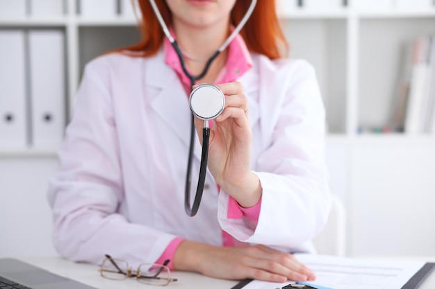 Docteur avec un stéthoscope dans les mains