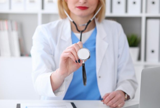 Docteur avec un stéthoscope dans les mains.