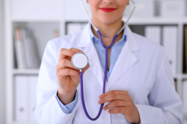 Docteur avec un stéthoscope dans les mains.