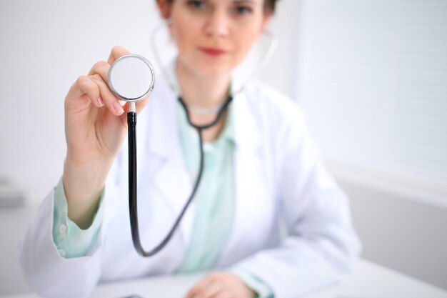 Docteur avec un stéthoscope dans les mains.