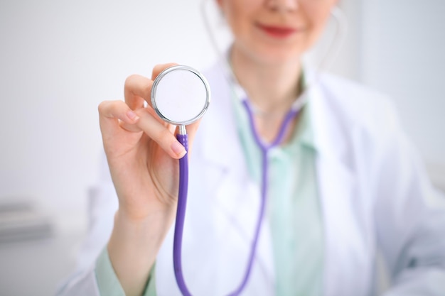 Docteur avec un stéthoscope dans les mains.