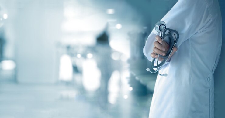 Docteur avec stéthoscope à la main sur le concept de l&#39;hôpital et de fond de l&#39;hôpital