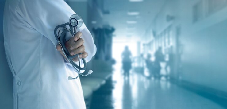 Docteur avec stéthoscope en main sur le fond de l&#39;hôpital