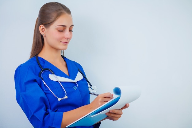 Docteur avec un stéthoscope, tenant un cahier à la main.