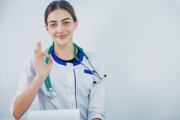 Docteur avec un stéthoscope, tenant un cahier à la main.