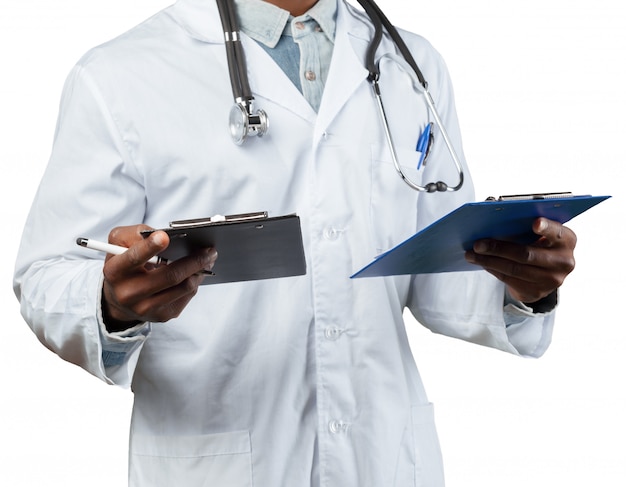 Docteur avec un tableau à feuilles mobiles isolé sur blanc