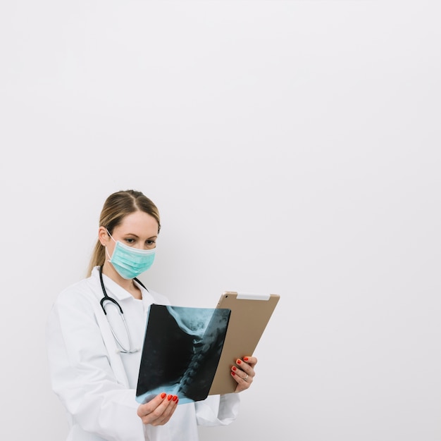 Docteur avec tablette et image radiographique