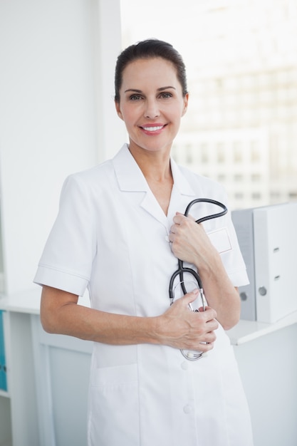 Docteur tenant son stéthoscope à la main