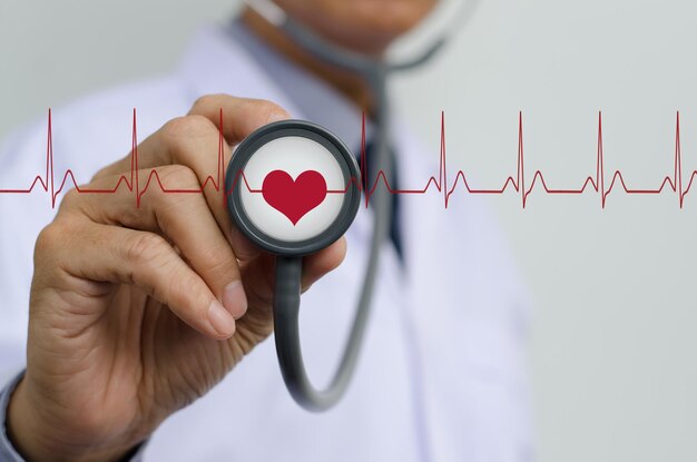 Docteur tenant un stéthoscope et un ECG
