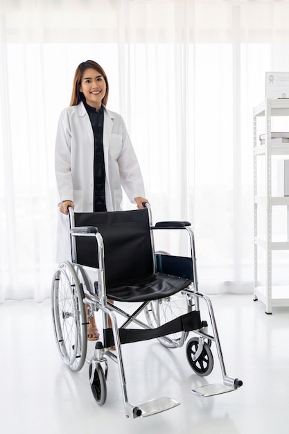 Docteur, tenir, fauteuil roulant