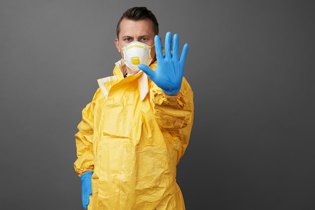 Photo docteur en tenue de protection avec masque médical et gants de protection