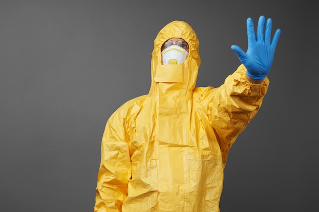 Docteur en tenue de protection avec masque médical et gants de protection