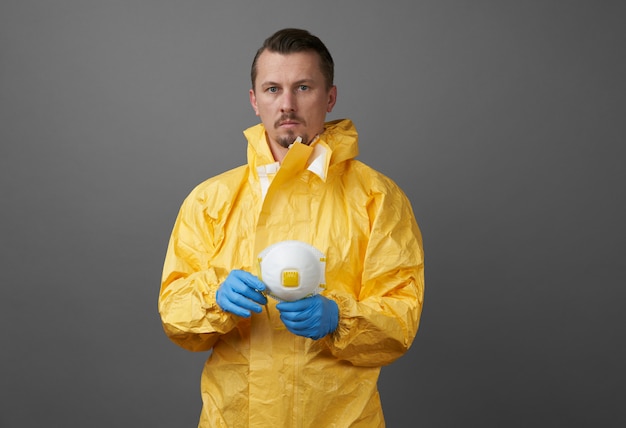 Docteur en tenue de protection avec masque médical et gants de protection