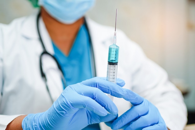 Docteur, tenue, seringue, vaccin, développement, médical, docteur, utilisation, traiter, maladie, patients, hôpital