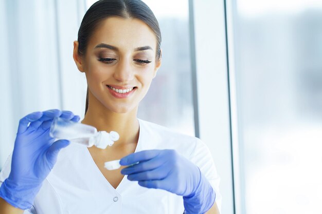 Le docteur tient la lentille de contact dans sa main