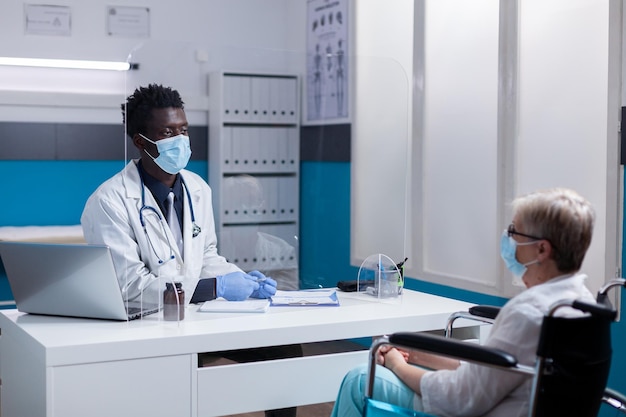 Docteur en train de discuter avec un patient à l'hôpital