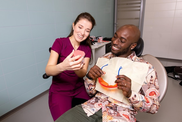 Le docteur traite les dents patientes dans la clinique dentaire moderne