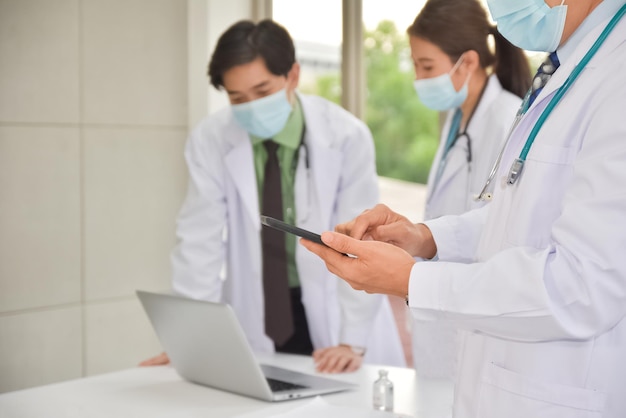 Photo docteur travaillant sur une tablette numérique à fond blanc